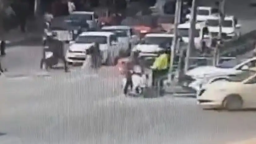 Cumhuriyet Meydanı'nda kuryenin imdadına polis yetişti!