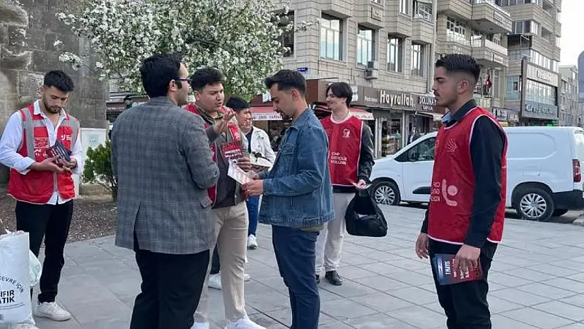 Cumhuriyet Meydanı'nda vatandaşın eline broşür verip bakın nereye davet ettiler!