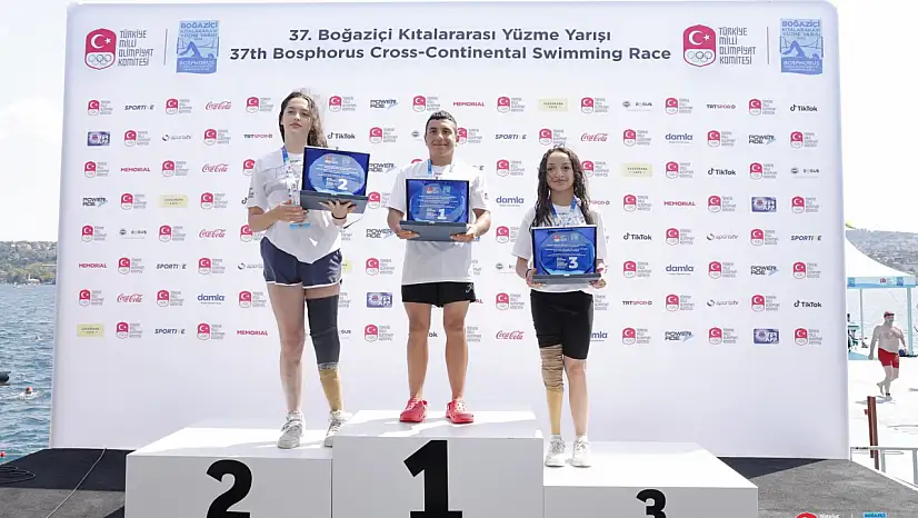 Denizi olmayan Kayseri'nin yüzücülerinden büyük başarı! Boğazı geçtiler