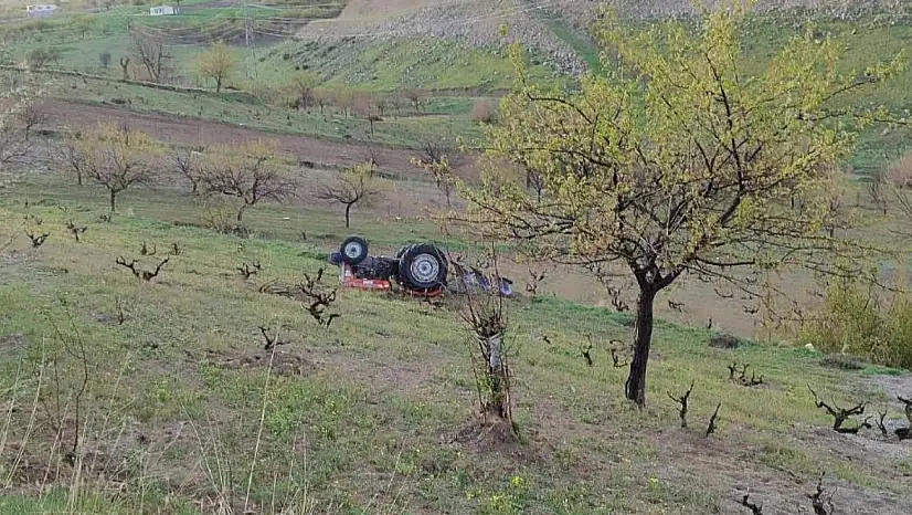 Traktör devrildi, sürücü hayatını kaybetti