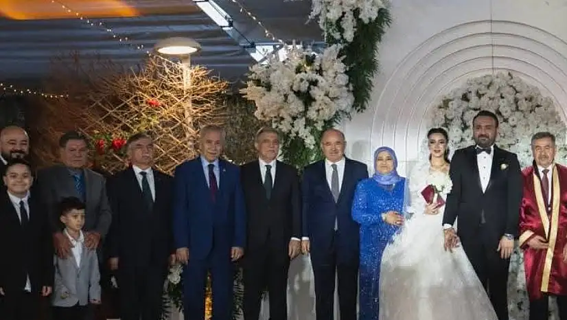 Düğünde dikkat çeken olay! AK Partili vekiller Gül'ün elini sıkmadı