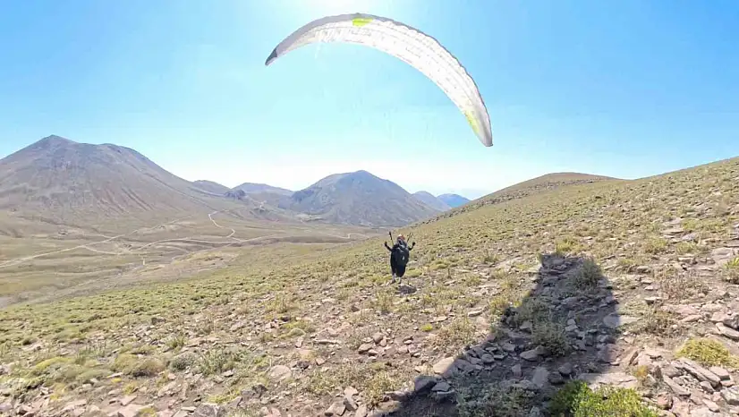 Paraşütler eşek sırtında zirveye taşındı