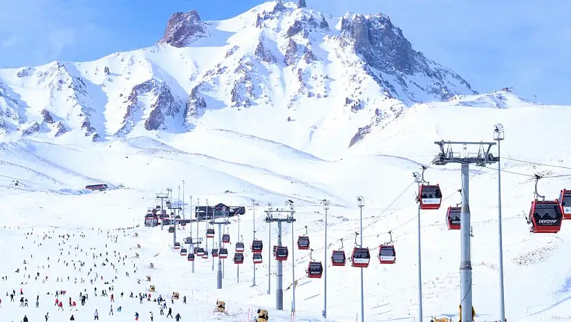 Erciyes'te güneşli havada kayak keyfi! Dolup taştı