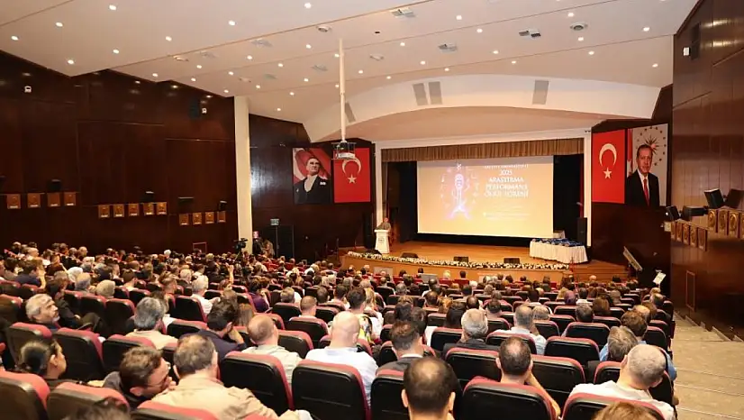 ERÜ'de düzenlenen ödül törenine yoğun ilgi