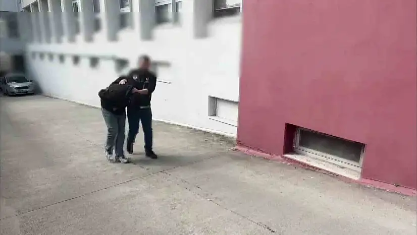 Evinde 14 paket bulundu: 'Sadece kullanıcıyım' dedi