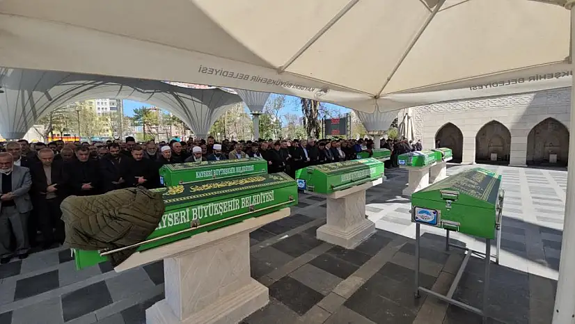 Fabrikasının öldürülen müdürünü omuzlarında taşıdı