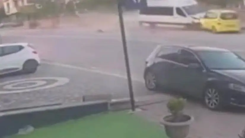 Freni patladı! Minibüs taksiyi metrelerce sürükledi