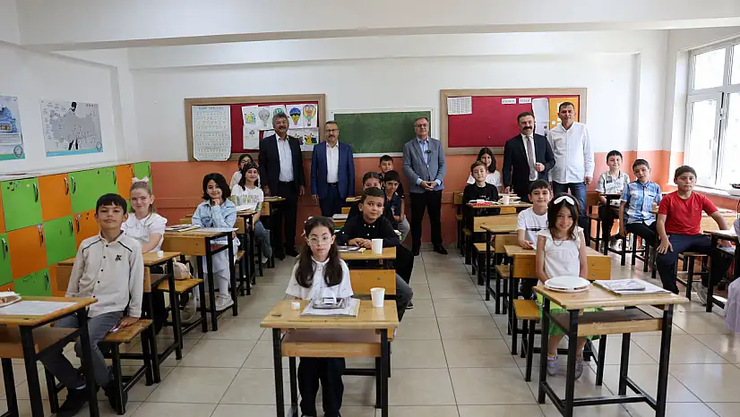 Hacılar'da karne coşkusu sınıflara taşındı