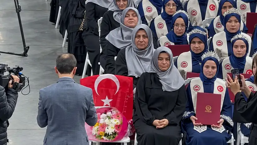 Kazada ölen genç hafızın sandalyesi ay yıldızlı al bayrakla süslendi