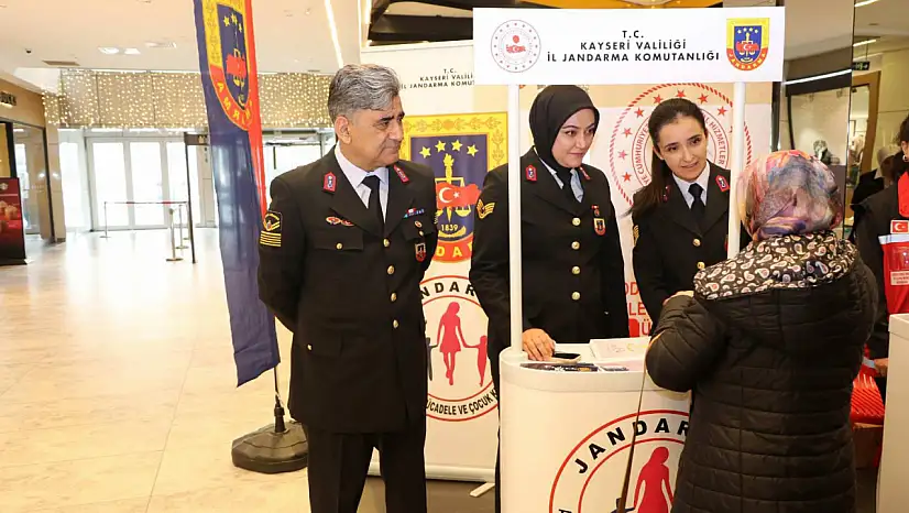 Jandarma, AVM'de stant açtı kadınlara bakın ne anlattı!