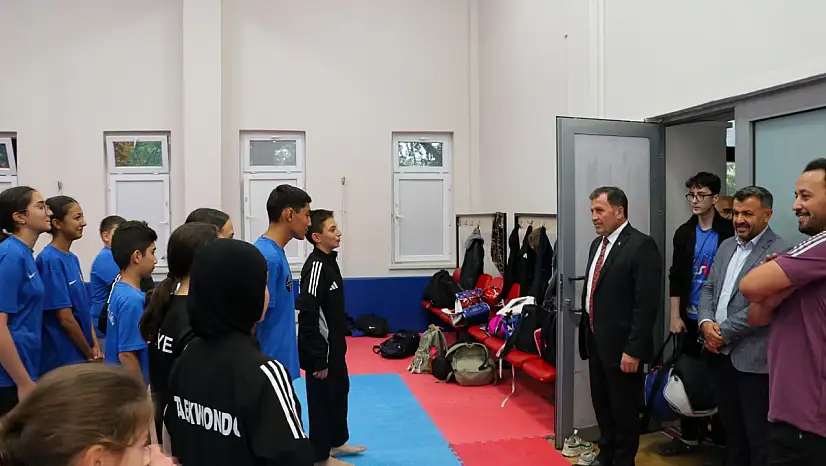 Kabakcı'dan sporculara ziyaret! Müsabakaları tribünden takip etti!