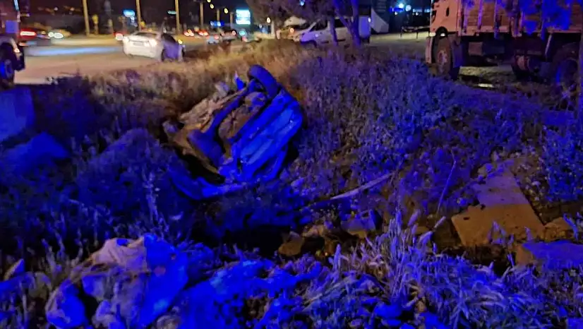 Otomobil yol kenarına uçtu: 1 ölü