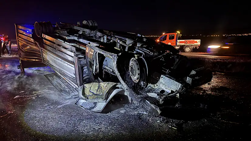 Kamyonet ile traktör çarpıştı! Alevler aracı küle çevirdi, 3 kişi yaralandı