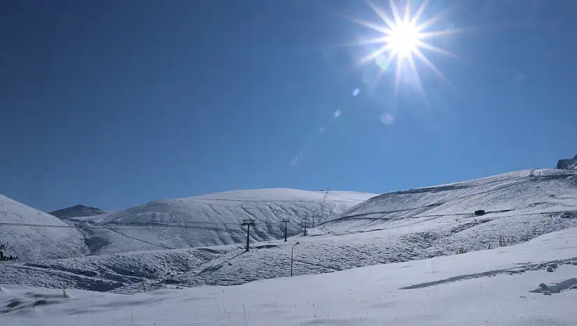Kar kalınlığı 50 santimetreyi bulan Erciyes yeni sezona hazır