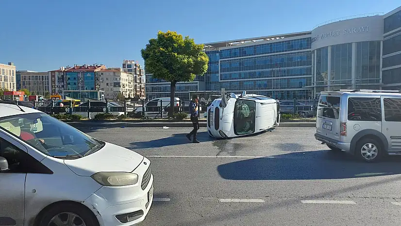 Kayseri Adliyesi önünde araç yan yattı! Sürücü hastaneye kaldırıldı