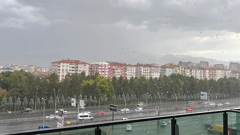 Kayseri'de aniden bastıran sağanak kenti esir aldı!