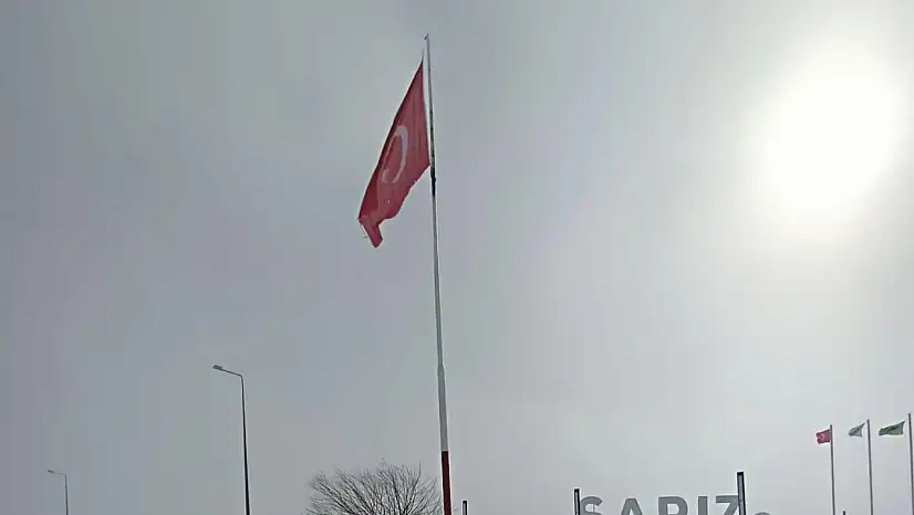 Kayseri'de bayrak gönderden indirildi! İşte nedeni