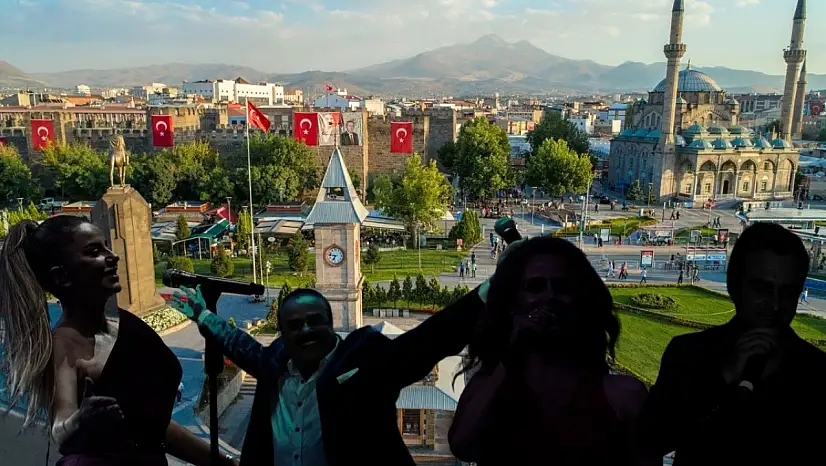 Kayseri'de dört konser aynı yerde!