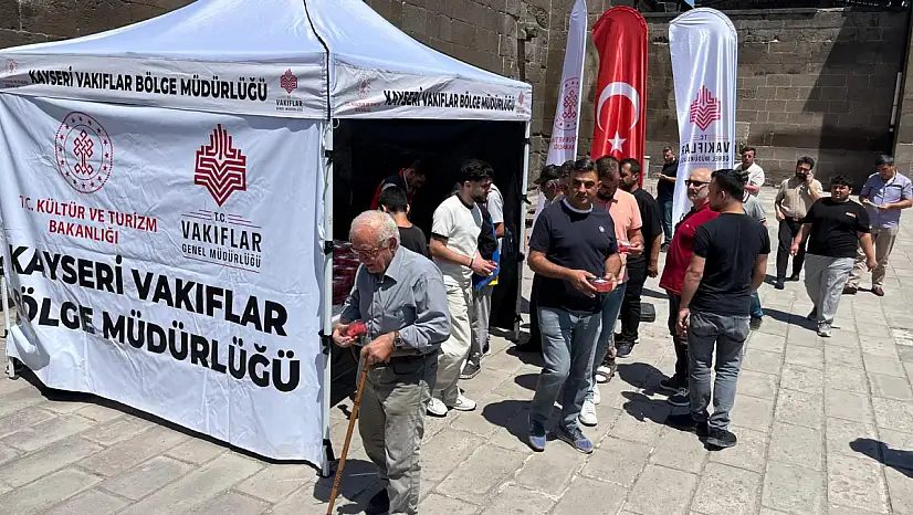 Kayseri'de ecdadın mirası yaşatıldı: 2 ton soğuk karpuz dağıtıldı