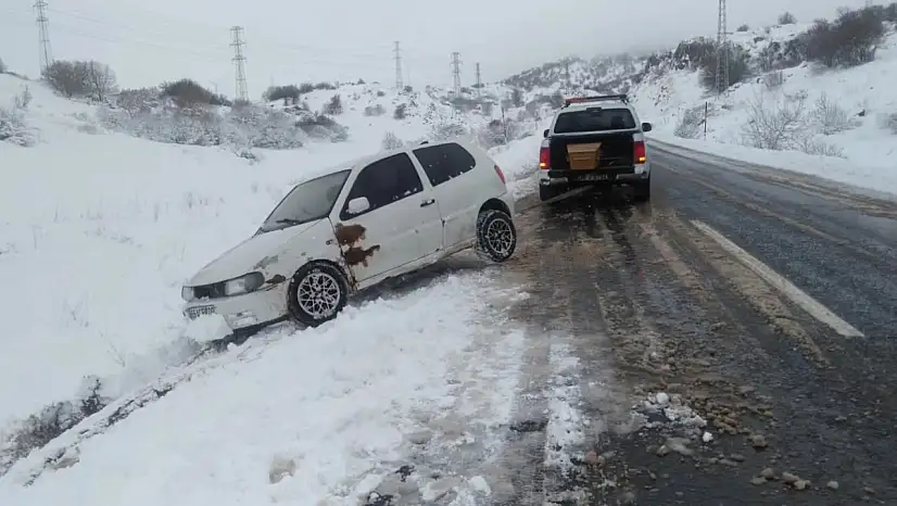 Kayseri'de ekiplerin tabut yüklü araçla kurtarma çalışması dikkat çekti