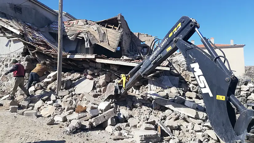Kayseri'de ev çöktü! 37 can aldı