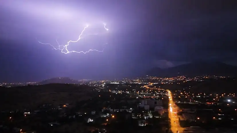 Kayseri'de geceyi şimşekler aydınlattı: O anlar dronla kaydedildi