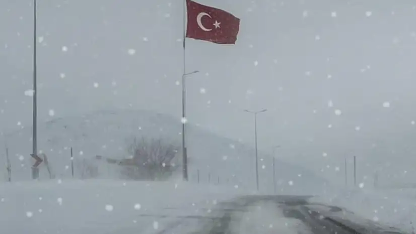 Kayseri'de gönderden indirilen Bayrak, yeniden göndere çekildi