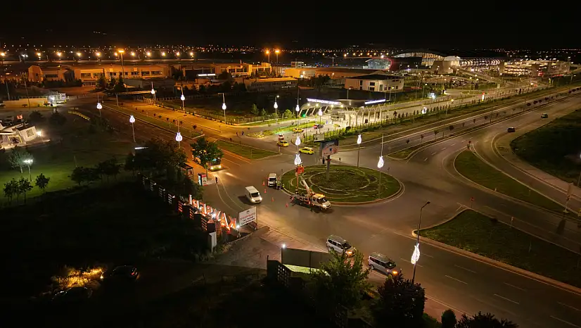 Kayseri'de havalimanı yolu ışıl ışıl oldu