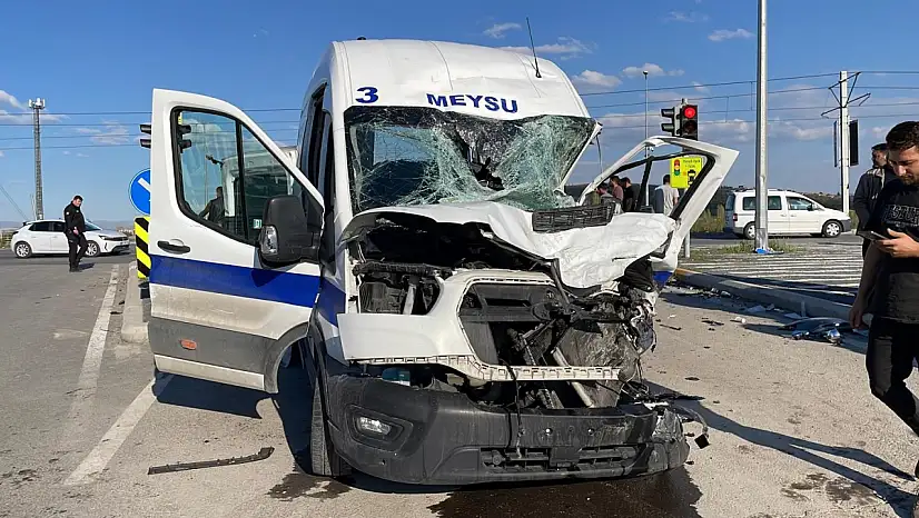 Kayseri'de işçi servisi ile kamyon çarpıştı