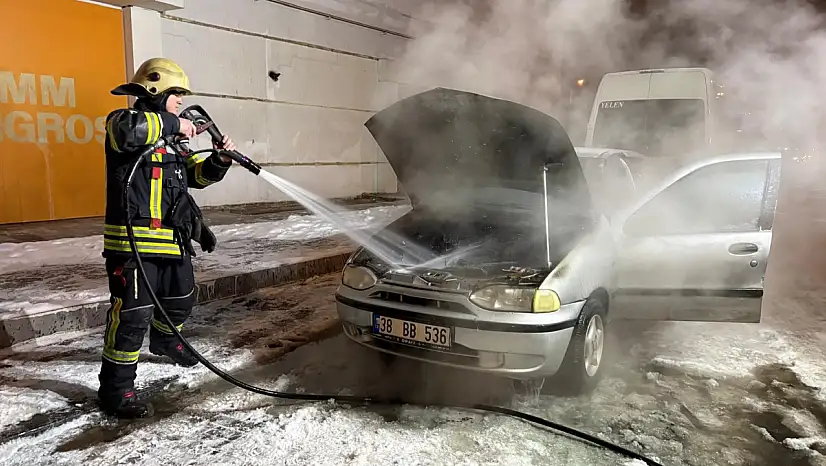 Kayseri'de ısıtmak için çalıştırılan araç cayır cayır yandı