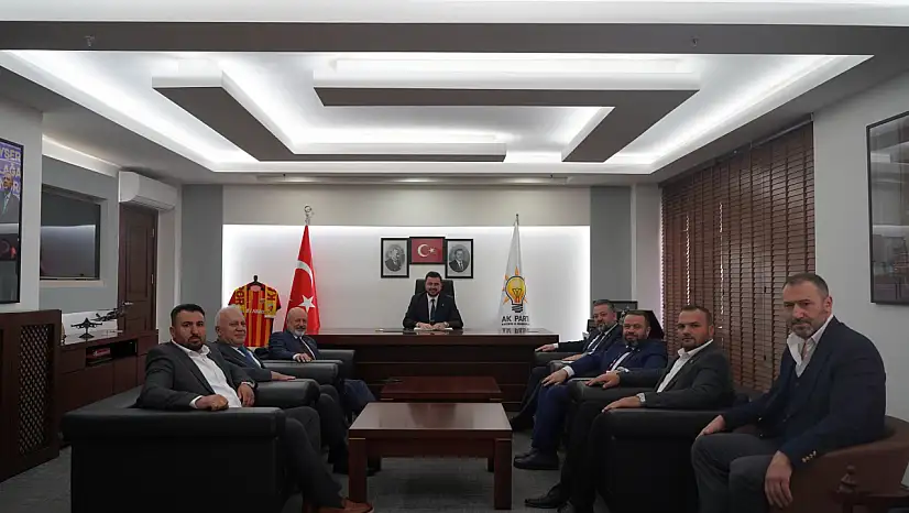 Kayseri'de istifa eden Yeniden Refah Partililer AK Parti rozeti taktı