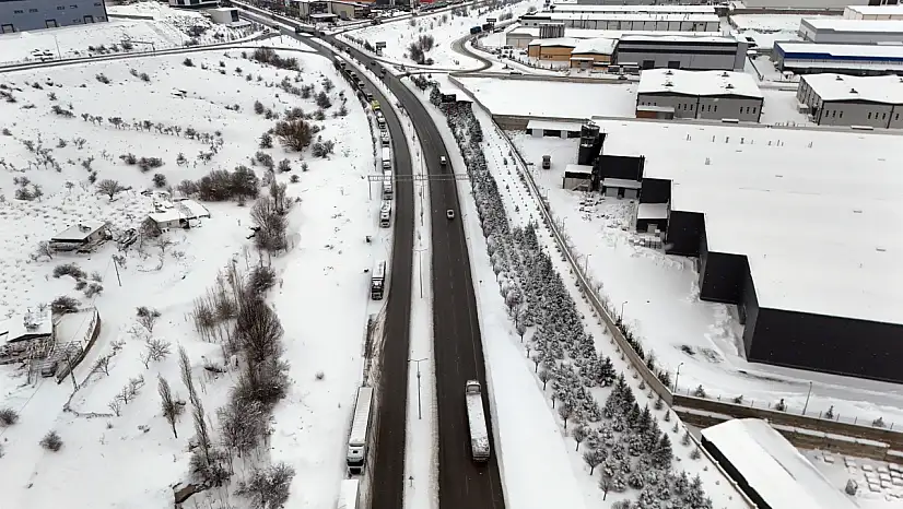 Kayseri'de kapanan yollardaki trafik görüntülendi!