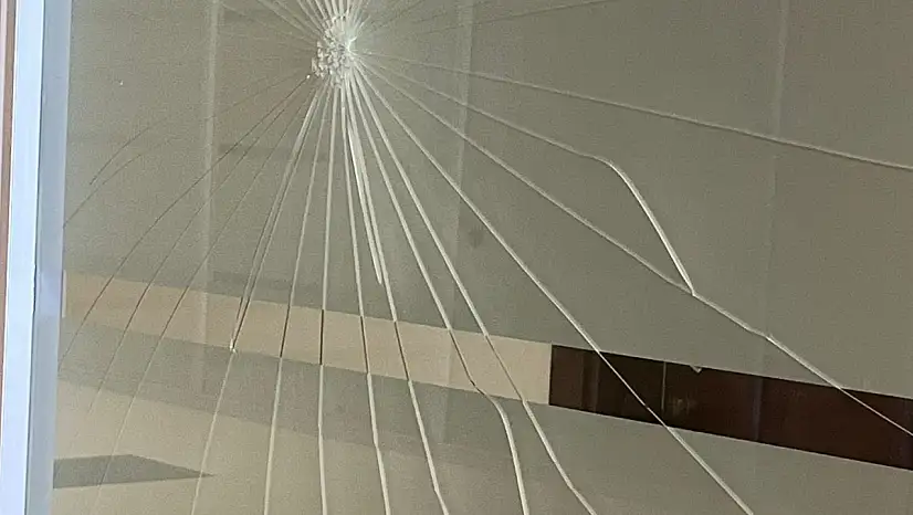 Kayseri'de karara sinirlendi: Adliyede camı kırdı