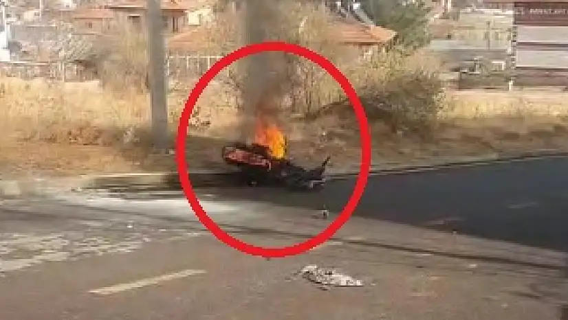 Kayseri'de kaygan yolda devrilen motosiklet alev aldı