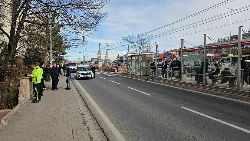 Kayseri'de korku dolu anlar! Otomobil yayaların arasına daldı