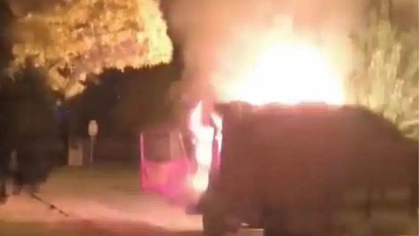 Kayseri'de korku dolu anlar: İki araç birden yandı