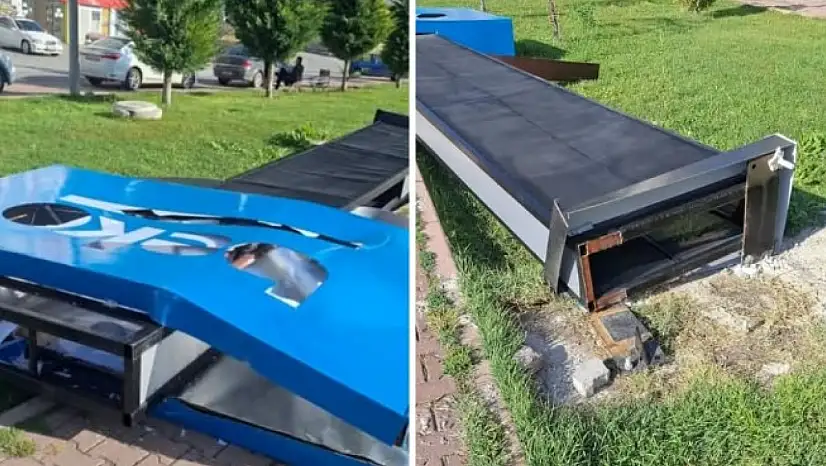 Kayseri'de kuvvetli rüzgâr reklam panosunu devirdi!