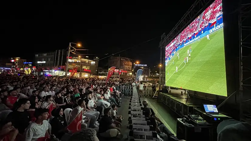 Kayseri'de milli maç için dev ekran kurulacak! Çay, çorba, simit ikram