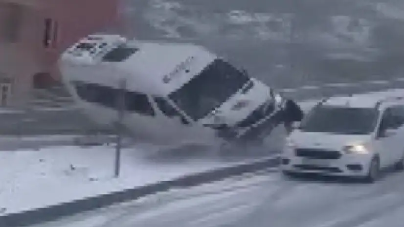 Kayseri'de minibüs devrildi