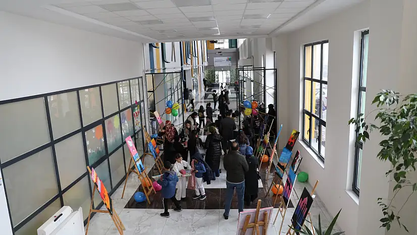 Kayseri'de minik ressamların sergisi büyük ilgi gördü