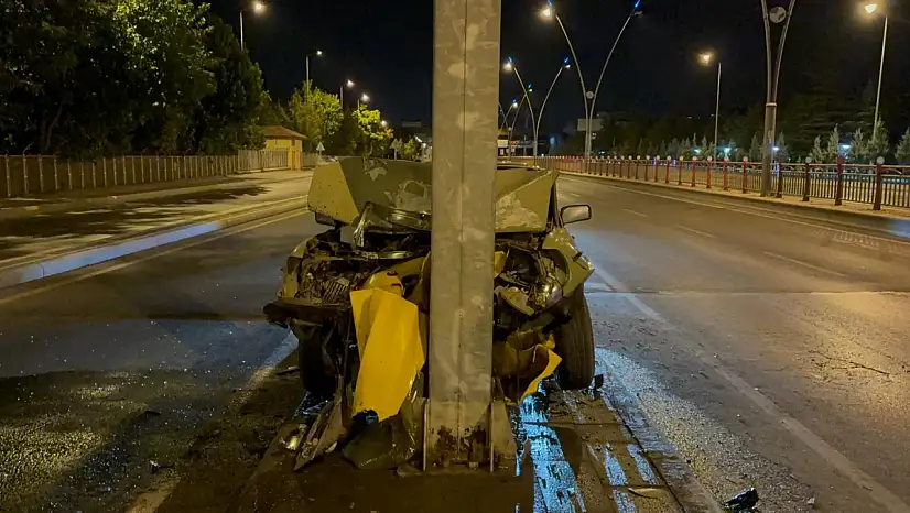 Kayseri'de otomobil sürücüsü önce levhalara sonra da direğe çarptı!