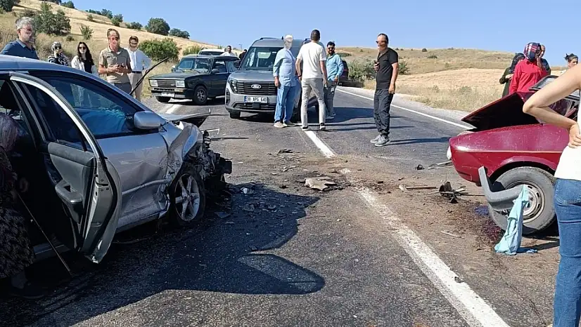Kayseri'de otomobiller kafa kafaya çarpıştı! Ölü ve yaralılar var