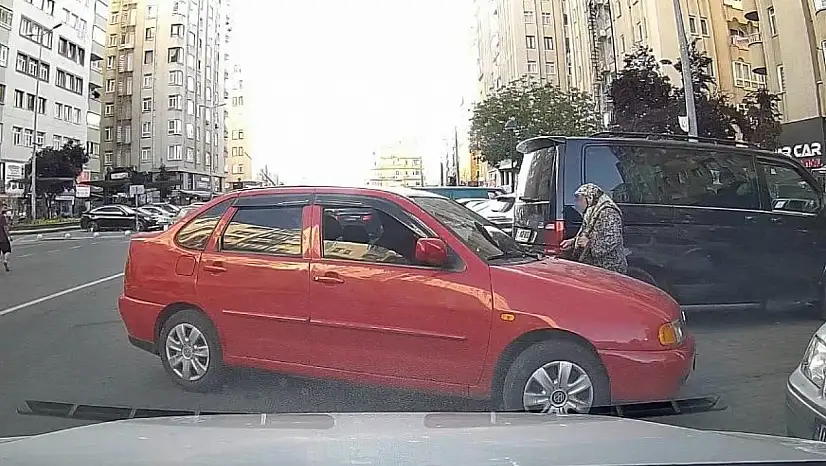 Kayseri'de park yeri tartışması: Otomobili yaşlı kadının üzerine sürdü