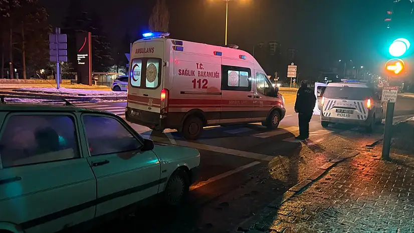 Kayseri'de refüje çarpan otomobil yola savruldu!