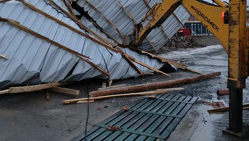 Kayseri'de rüzgar sonrası ekipler teyakkuzda! Hızla ortadan kaldırıldı