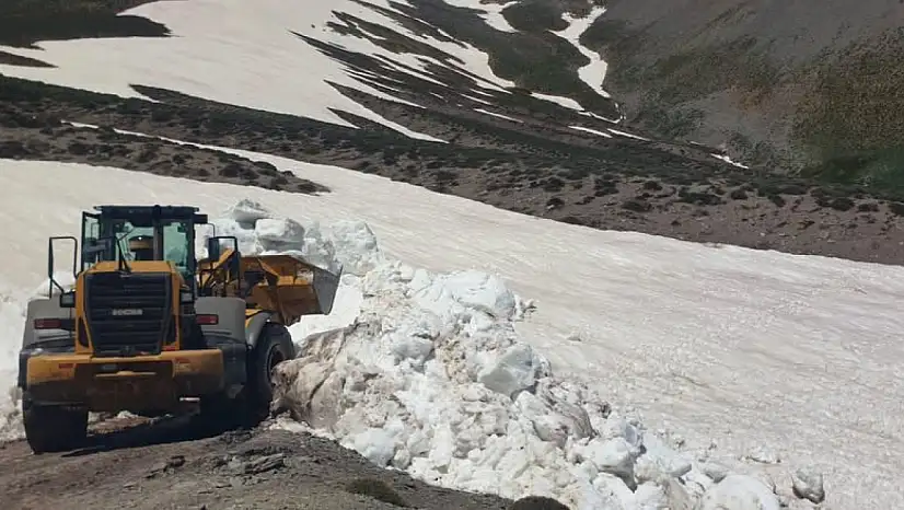 Kayseri'de şaşırtan görüntü! Yazın ortasında kar mesaisi