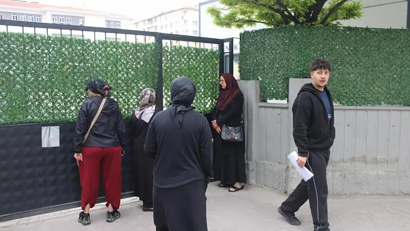Kayseri'de sınavı 2 dakika ile kaçırdı! Gözyaşlarını tutamadı