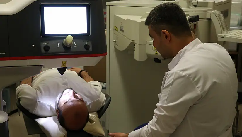 Kayseri'de son teknoloji tedaviyle gözlükler tarihe karışıyor