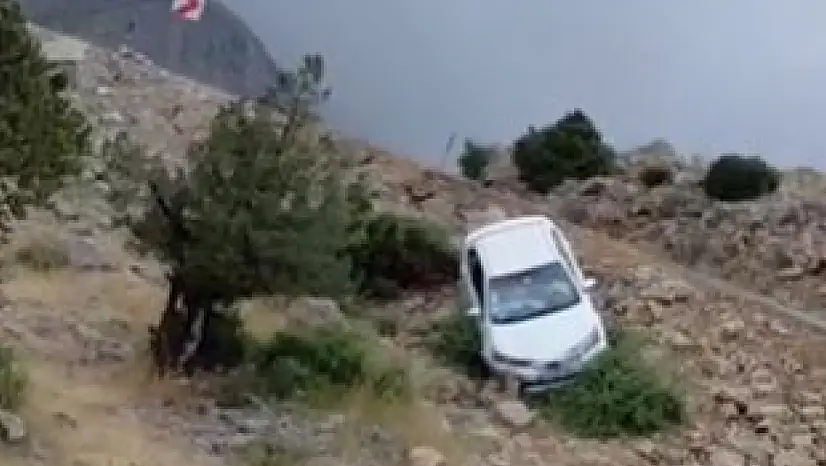 Kayseri'de yağış kazayı beraberinde getirdi! Otomobil yoldan çıktı