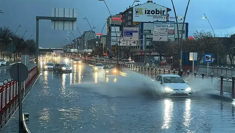 Kayseri'de yağış sonrası trafik felç oldu! CHP'den 'sünger şehir' önerisi